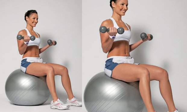 Rosca direta com halteres Treinos para fazer em casa durante a quarentena