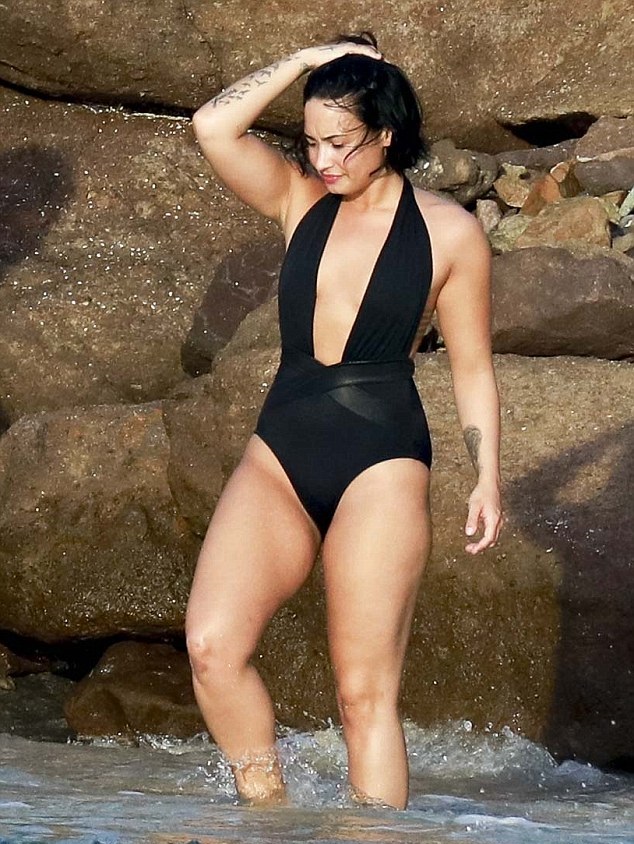 Reprodução Este maiô, que modela o corpo todo, será o novo hit do verão