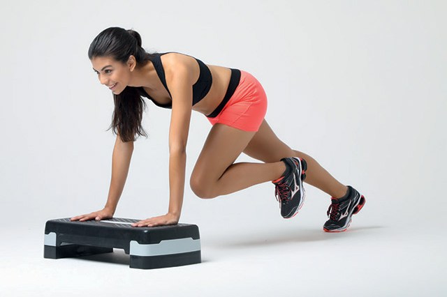escalada-no-step Acelere o metabolismo e queime até 700 cal com este treino