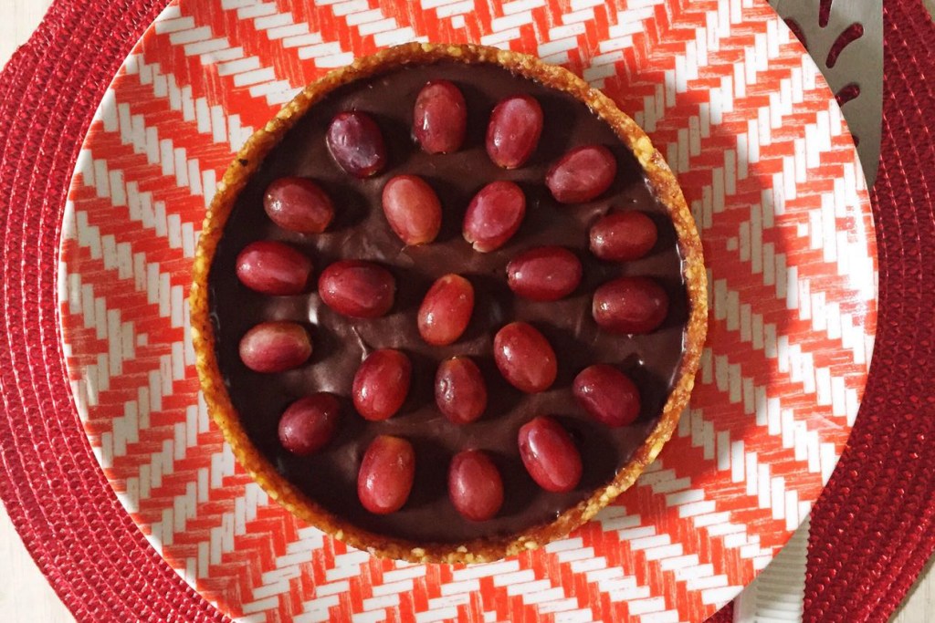 Torta ganache de chocolate amargo, noz-pecã e uvas para o Natal