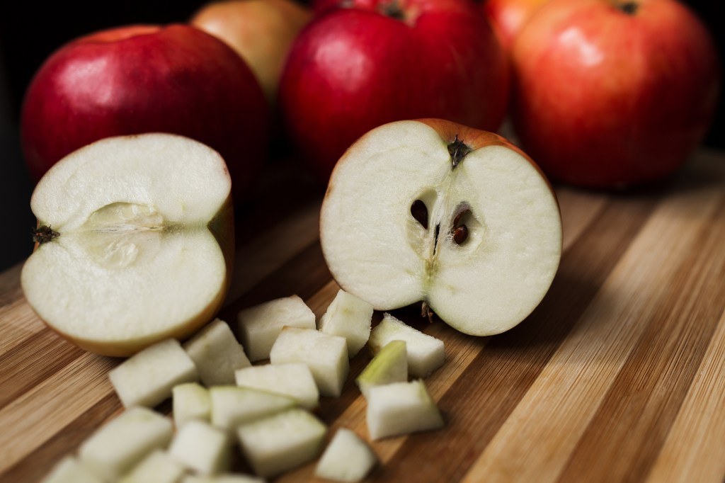 maca-fruta Os melhores horários do dia para você comer seus alimentos preferidos