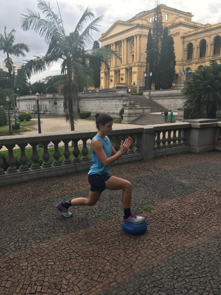 Mulher fazendo um afundo no bozu no treino de Crossfut