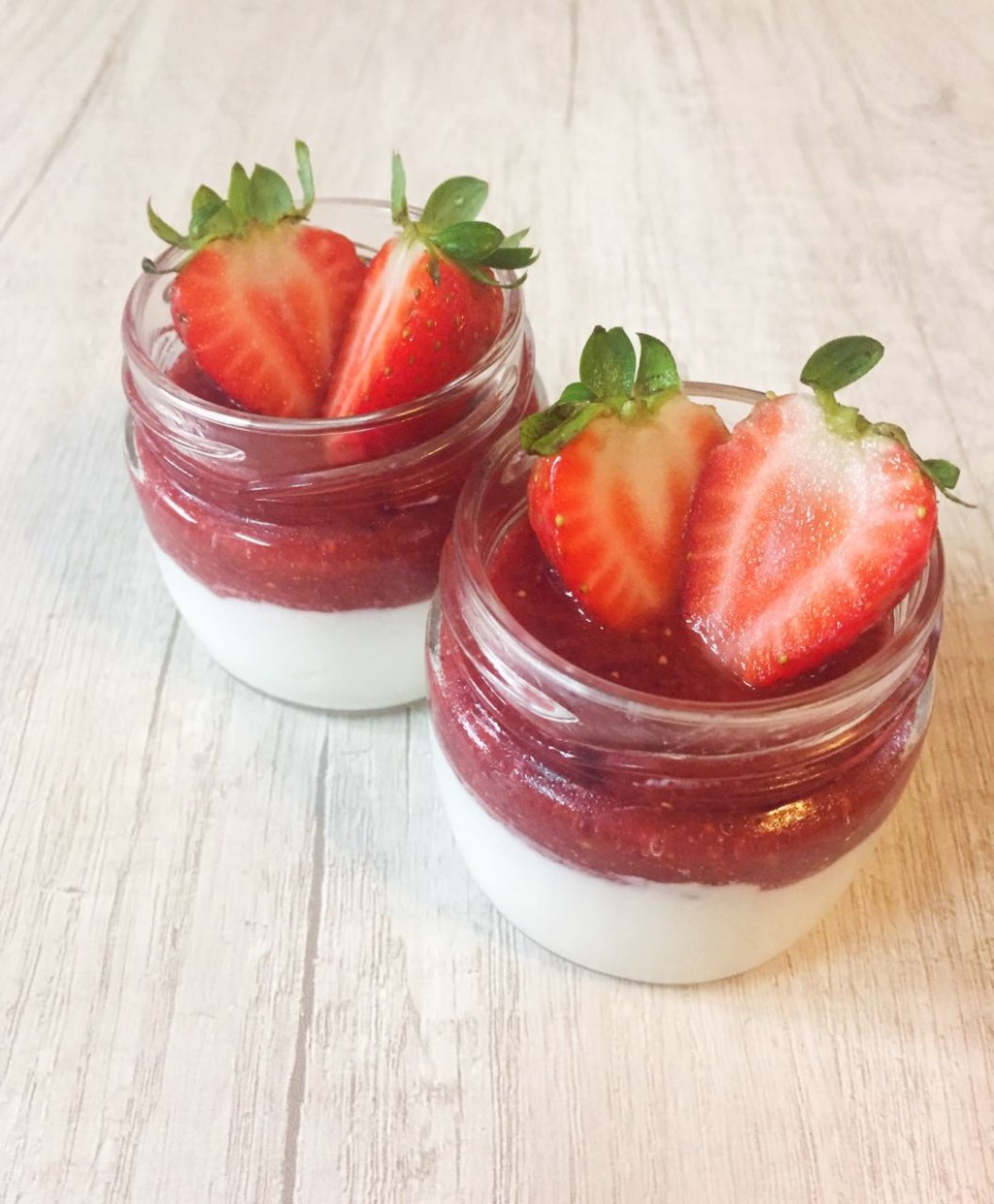 panacota-low-carb-iogurte-calda-morango 30 melhores receitas low carb para variar o cardápio