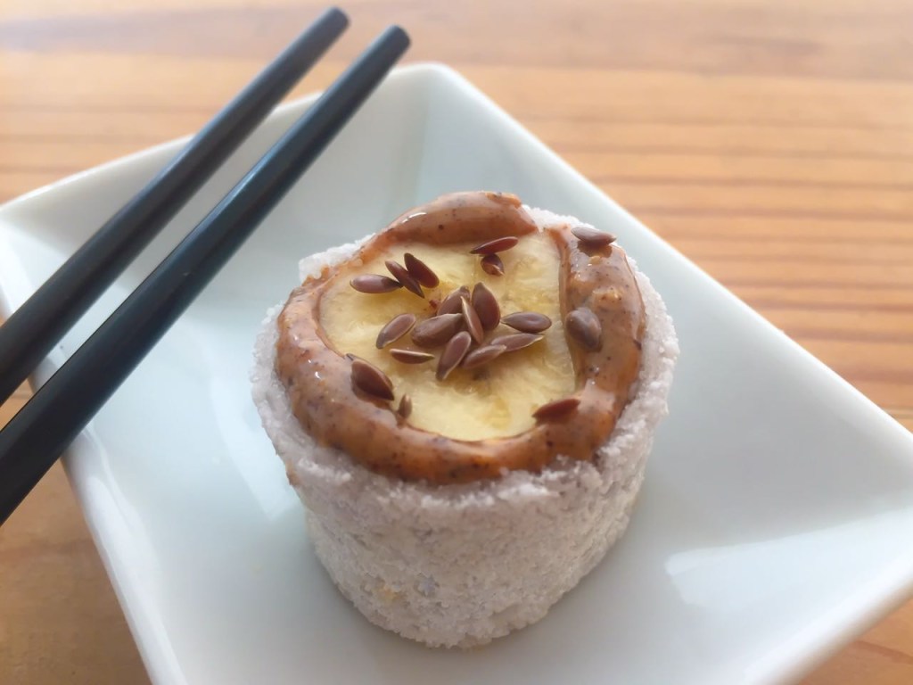 Snack pré-treino: sushioca de banana com amendoim