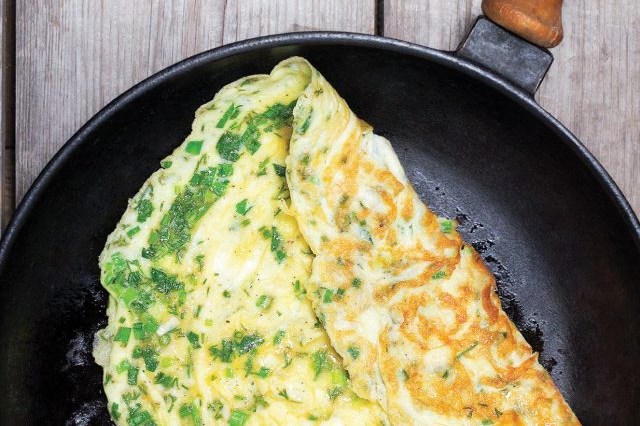 omelete-ervas-frescas 30 melhores receitas low carb para variar o cardápio