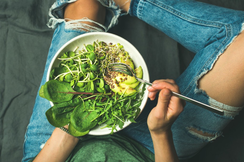 jantar-salada-mulher Suplementos de vitaminas e minerais não previnem doenças, afirma estudo