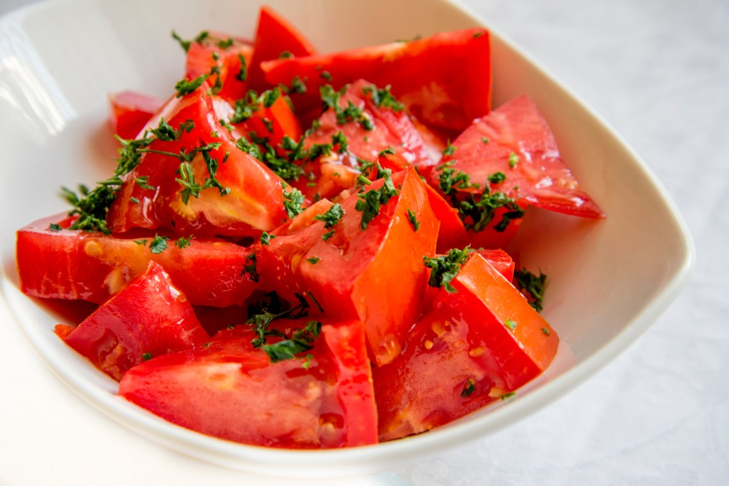 Salada de tomate Os melhores horários do dia para você comer seus alimentos preferidos