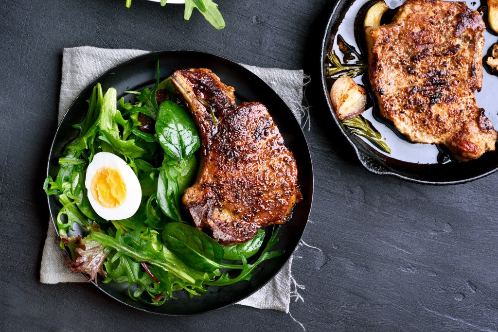 Prato de salada com carne e ovo Os melhores horários do dia para você comer seus alimentos preferidos