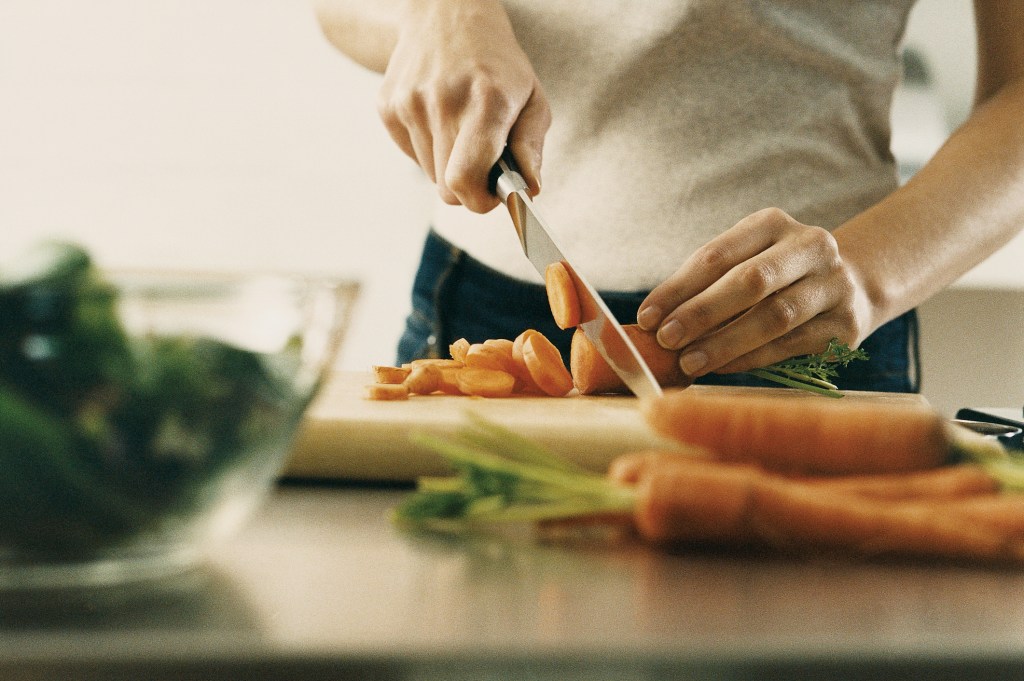 mulher-cozinhando-vegetais Como economizar tempo na hora de cozinhar