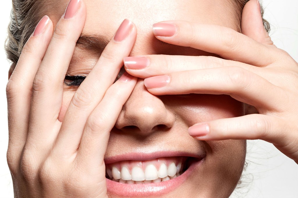 Unhas com esmalte cor nude Cuidados na quarentena: como tratar pele, cabelo, unhas e barba