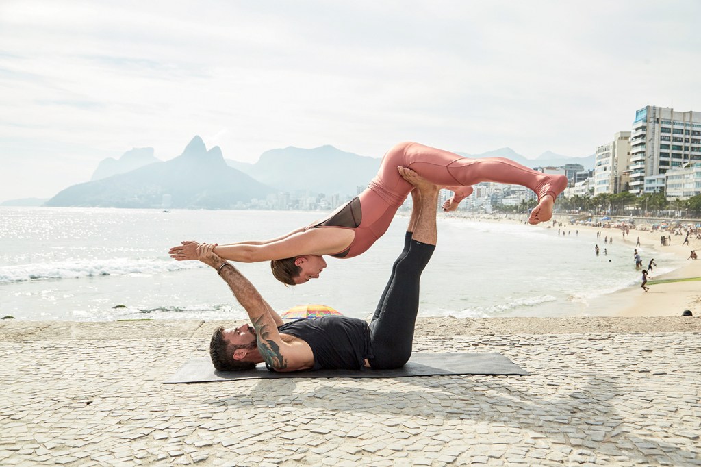 Acroioga Acroyoga: passo a passo de 2 posturas da modalidade que alivia a ansiedade