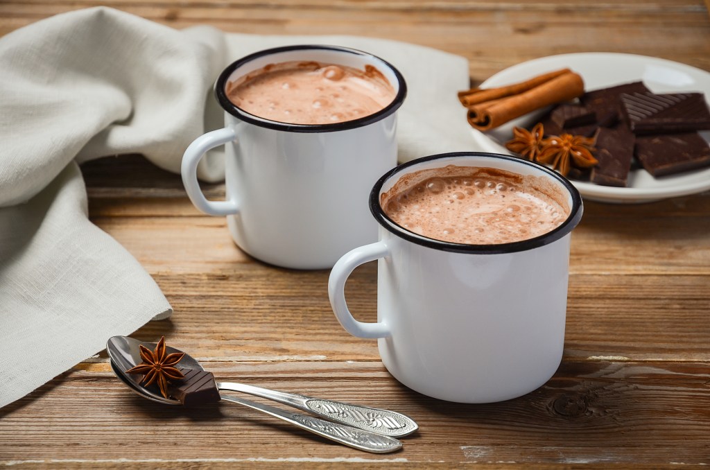 xícaras de chocolate quente