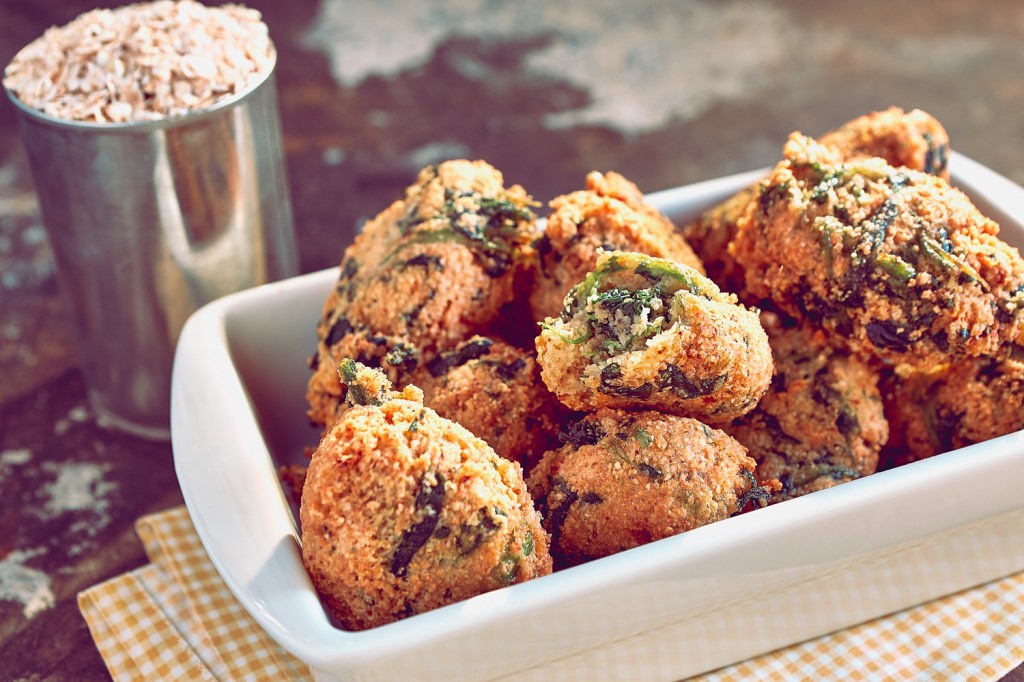 Bolinho-de-espinafre-com-aveia 4 receitas diferentes (e saudáveis) para o dia dos pais