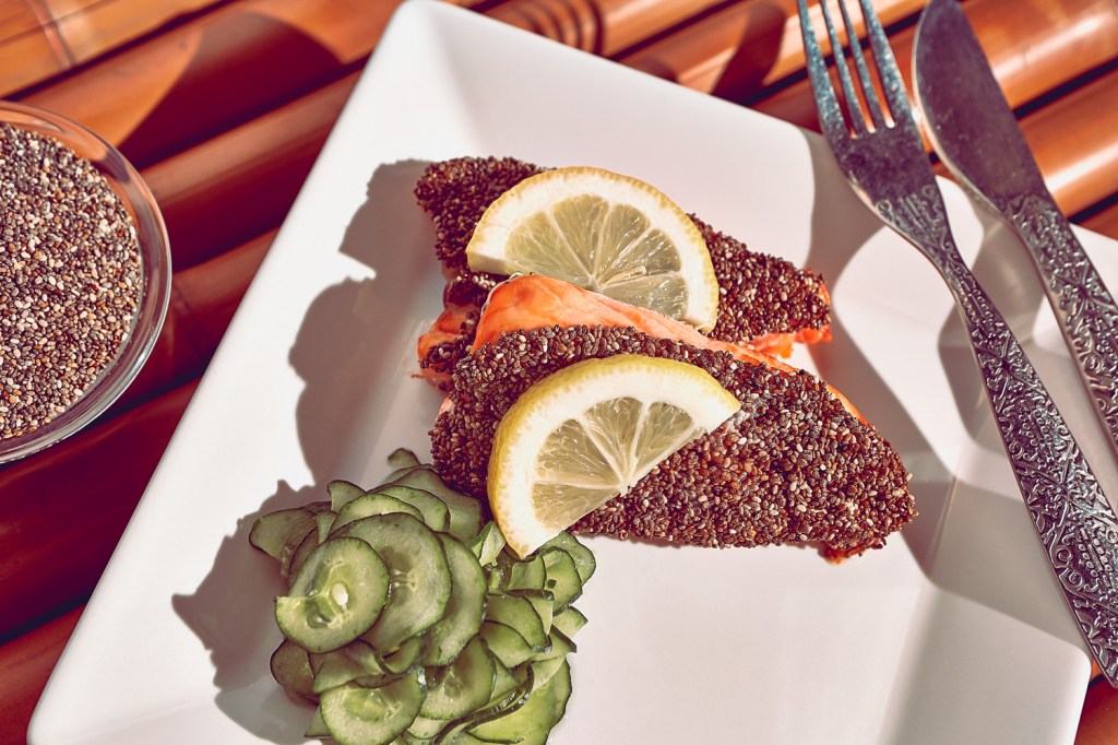 Salmao-em-crosta-de-chia-e-salada-agridoce-de-pepino 4 receitas diferentes (e saudáveis) para o dia dos pais