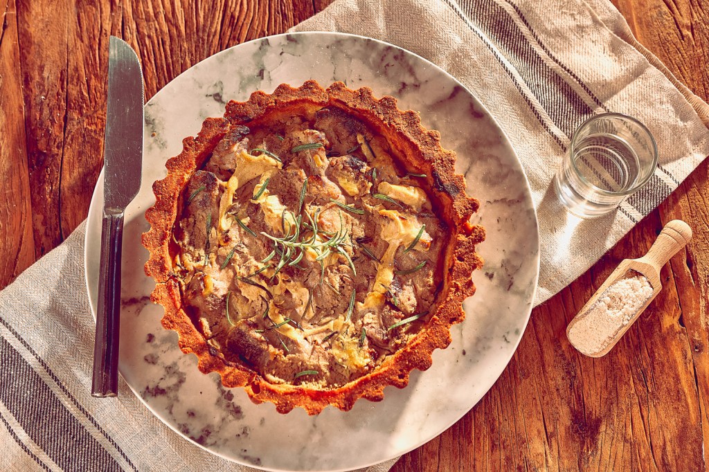 Torta-de-file-mignon-com-mostarda-e-massa-de-farinha-de-coco 4 receitas diferentes (e saudáveis) para o dia dos pais
