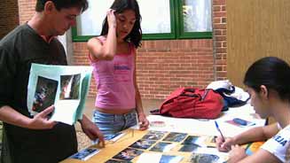 Estudantes em Feira do Conhecimento do Coluni, o Colégio Universitário da Universidade Federal de Viçosa (MG), melhor ensino médio público do país em 2009 / Foto: Coluni / Reprodução Só 7 escolas públicas no ranking de 50 melhores do Enem 2009