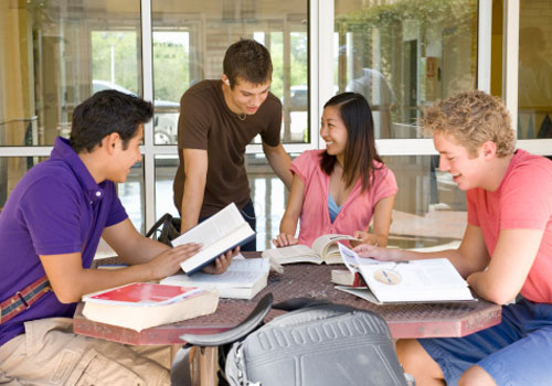 estudantes-estudando1.jpg FMU tem inscrições abertas para cursos de pós-graduação