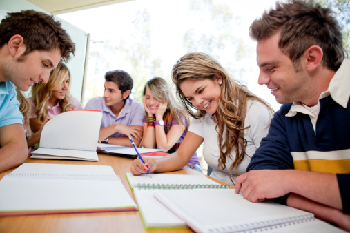 grupo-estudando-1.jpg Universidade São Francisco inscreve para cursos de pós-graduação