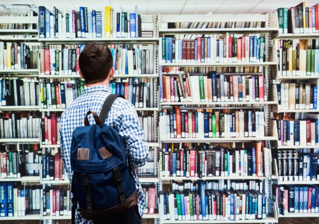 Estudante em biblioteca