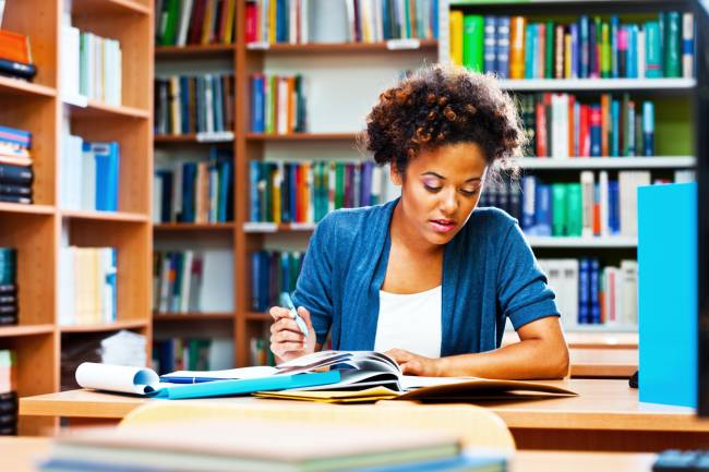 Estudante na biblioteca Dica infalível para o Enem: conheça o método pega-varetas
