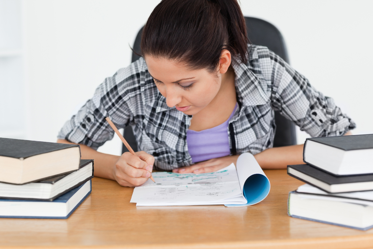 Jovem estudante com livro