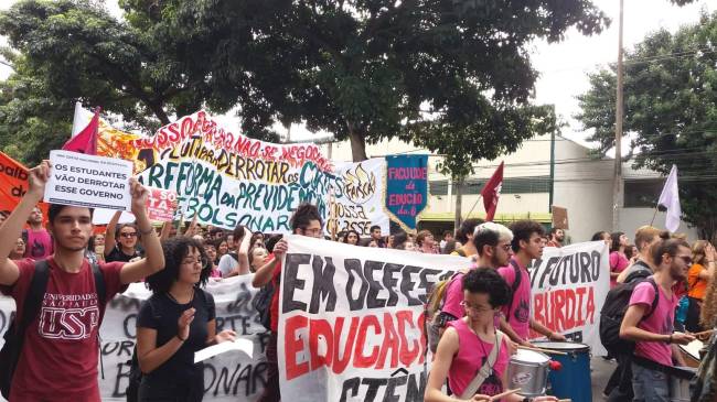 Atos contra cortes na educação reúnem professores e alunos