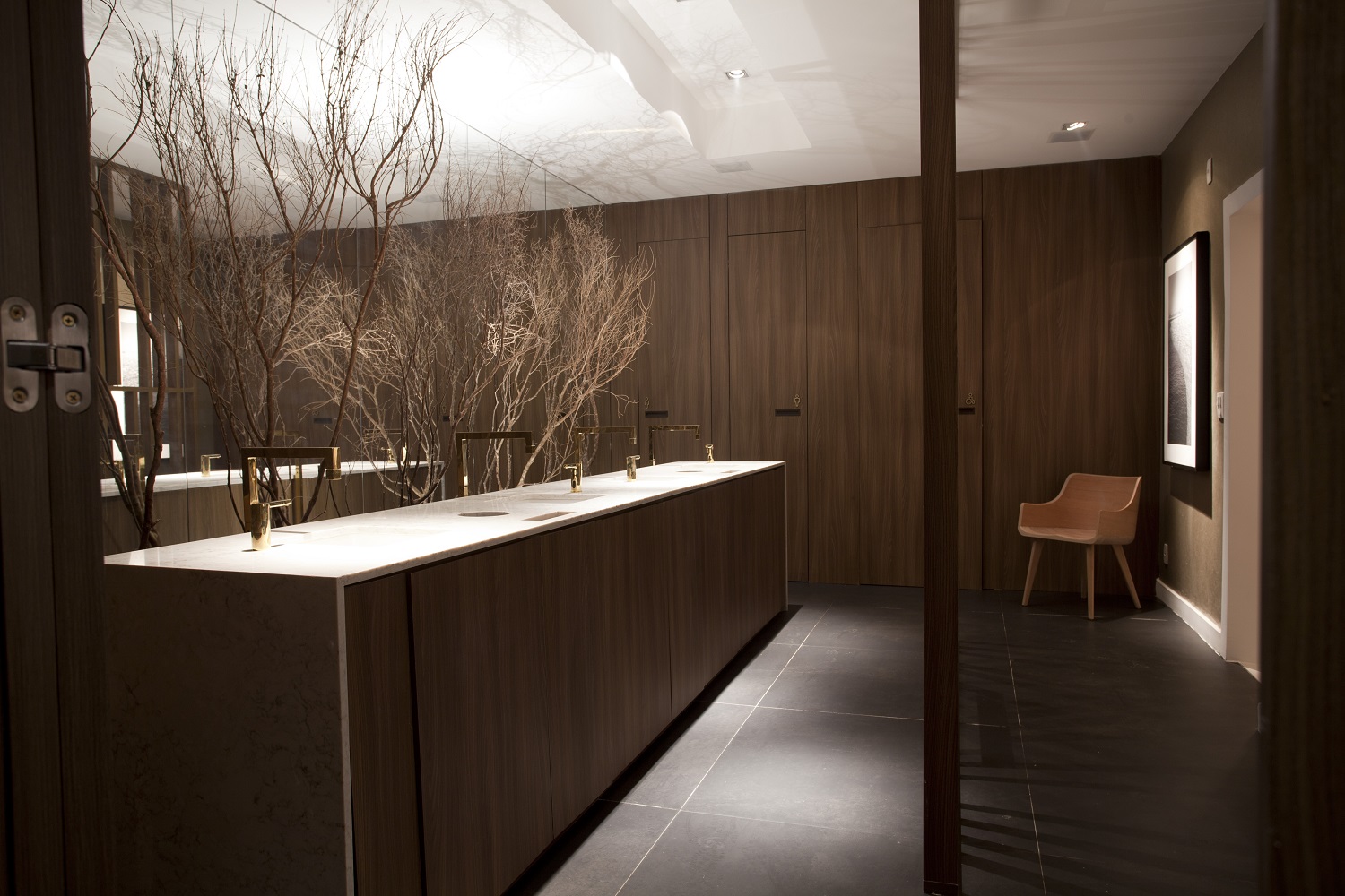 Banheiro da CASACOR SP tem bancada da pia que fica &ldquo;solta&rdquo; no espa&ccedil;o