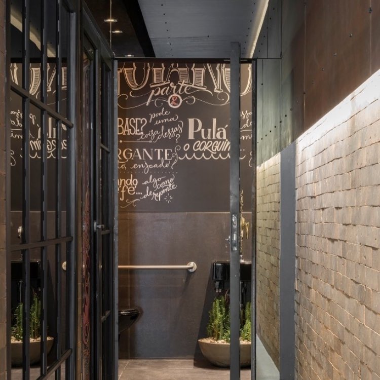 CASA COR GO: arte em parede de lousa invade banheiro p&uacute;blico da mostra