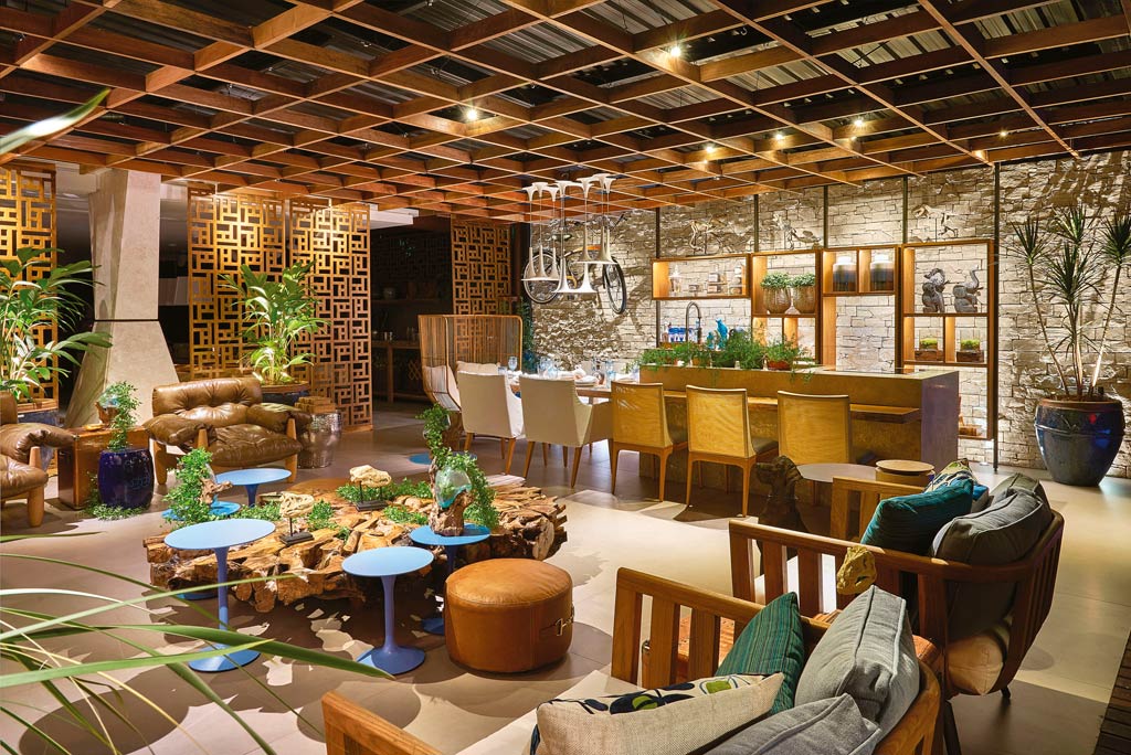 Um carr&atilde;o no meio da sala: garagem Renault na CASA COR Goi&aacute;s