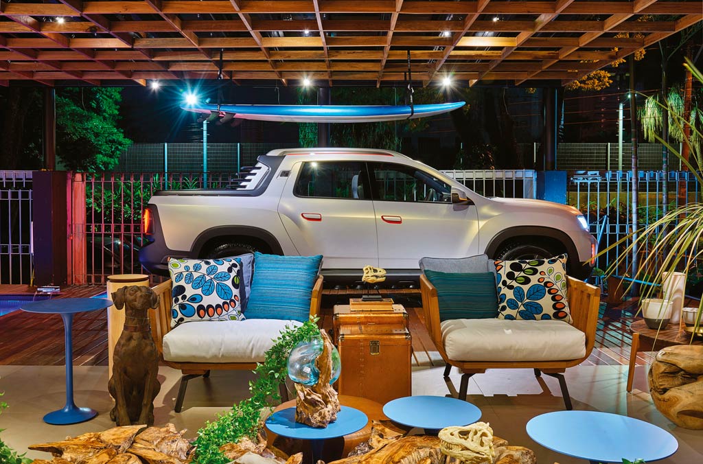 Um carr&atilde;o no meio da sala: garagem Renault na CASA COR Goi&aacute;s