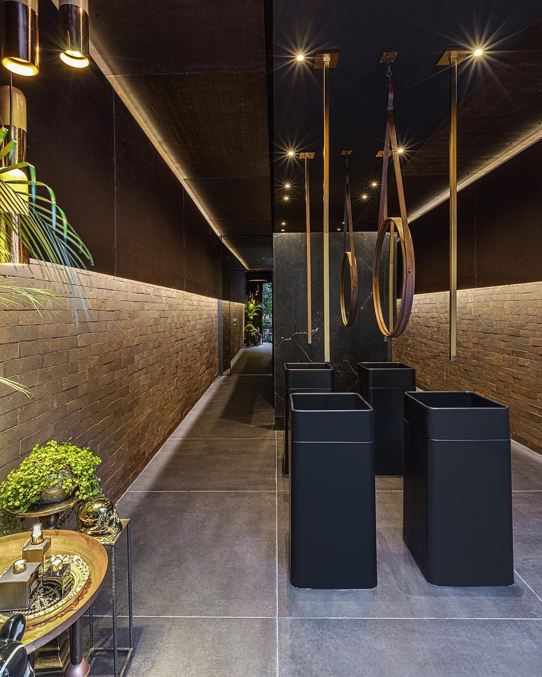 CASA COR GO: arte em parede de lousa invade banheiro p&uacute;blico da mostra