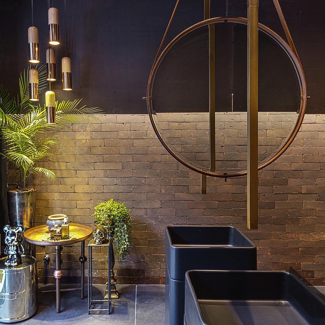 CASA COR GO: arte em parede de lousa invade banheiro p&uacute;blico da mostra