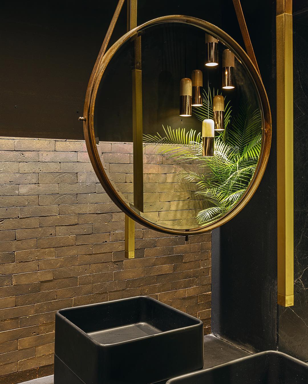 CASA COR GO: arte em parede de lousa invade banheiro p&uacute;blico da mostra