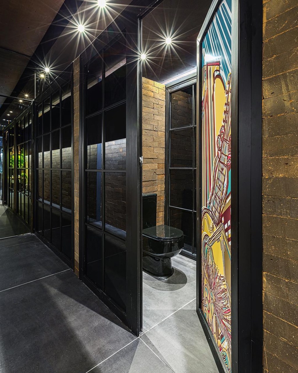 CASA COR GO: arte em parede de lousa invade banheiro público da mostra