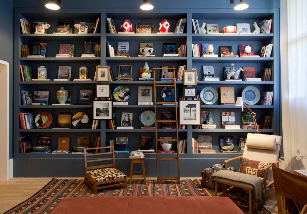 CASACOR SP: Um estúdio que mescla mobiliário antigo com décor moderno