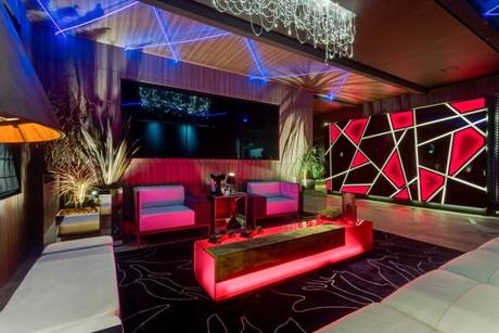 As formas geom&eacute;tricas e a simetria s&atilde;o marcantes na CASA COR PR 2016