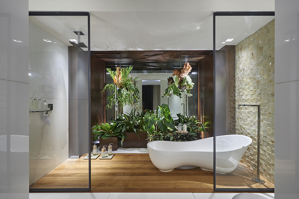 CASA COR Minas: Su&iacute;te com parede de vidro e vegeta&ccedil;&atilde;o brasileira