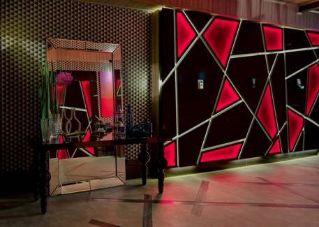 As formas geom&eacute;tricas e a simetria s&atilde;o marcantes na CASA COR PR 2016