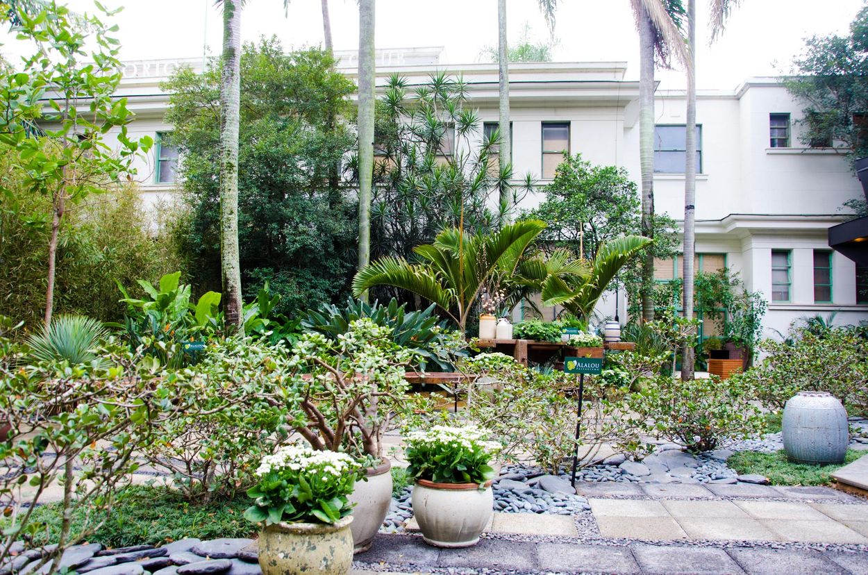 CASACOR SP: Um jardim com linhas retas e piso drenante