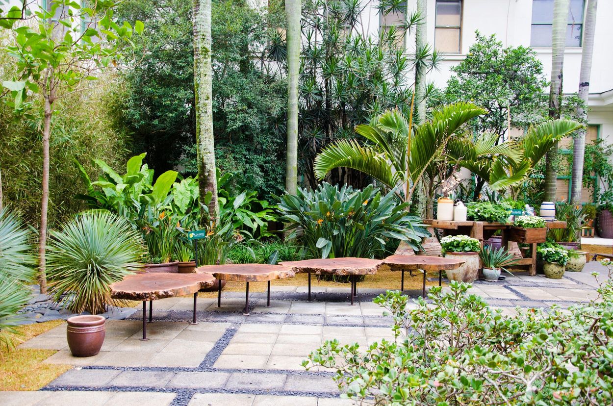 CASACOR SP: Um jardim com linhas retas e piso drenante