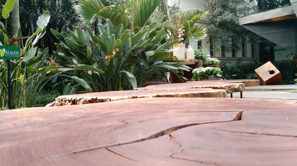 CASACOR SP: Um jardim com linhas retas e piso drenante