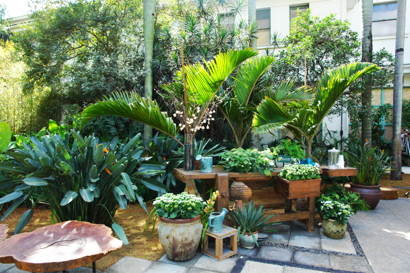 CASACOR SP: Um jardim com linhas retas e piso drenante