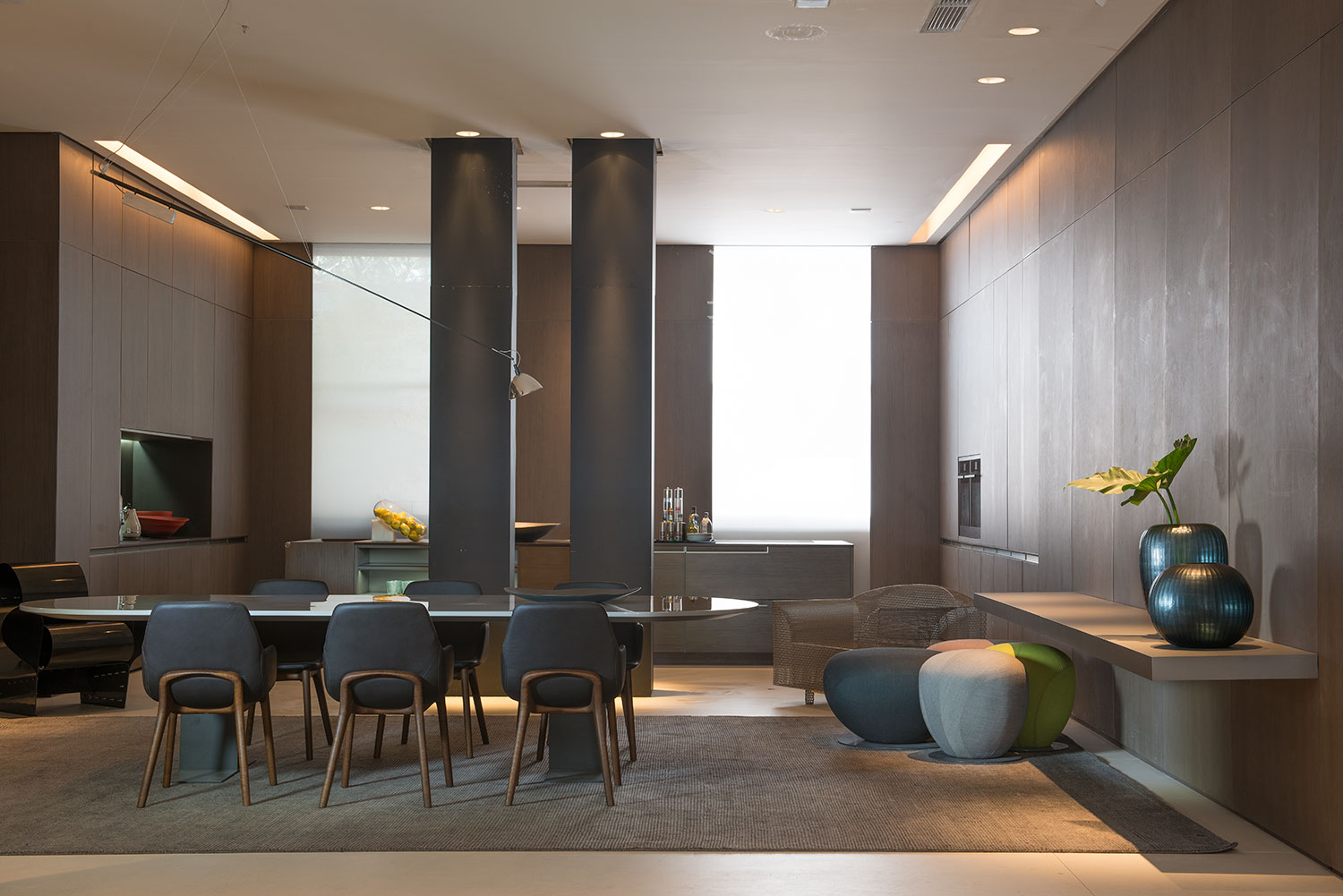 CASACOR SP: pain&eacute;is de madeira revestem todo espa&ccedil;o da Ornare