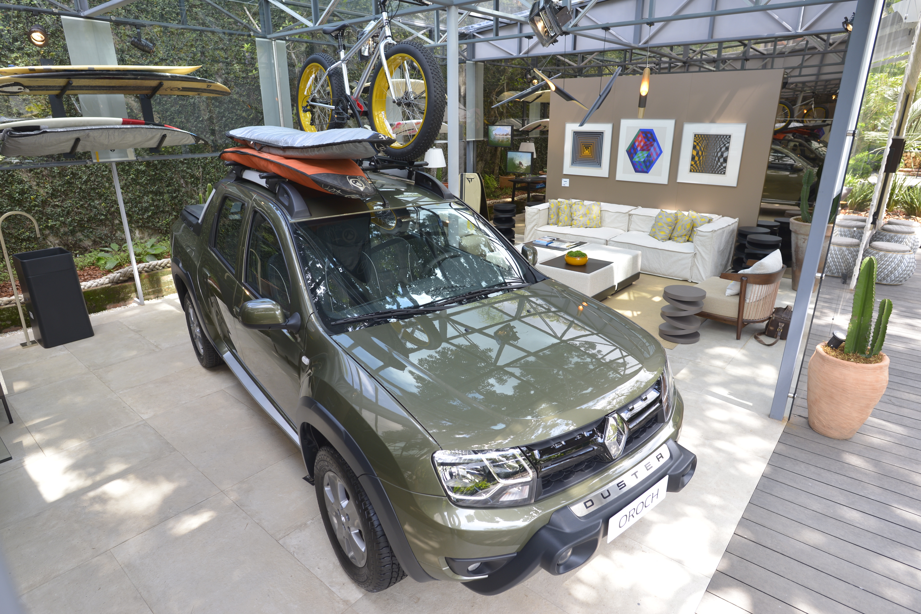 Garagem de Caco Borges na CASACOR Rio une design e surfe