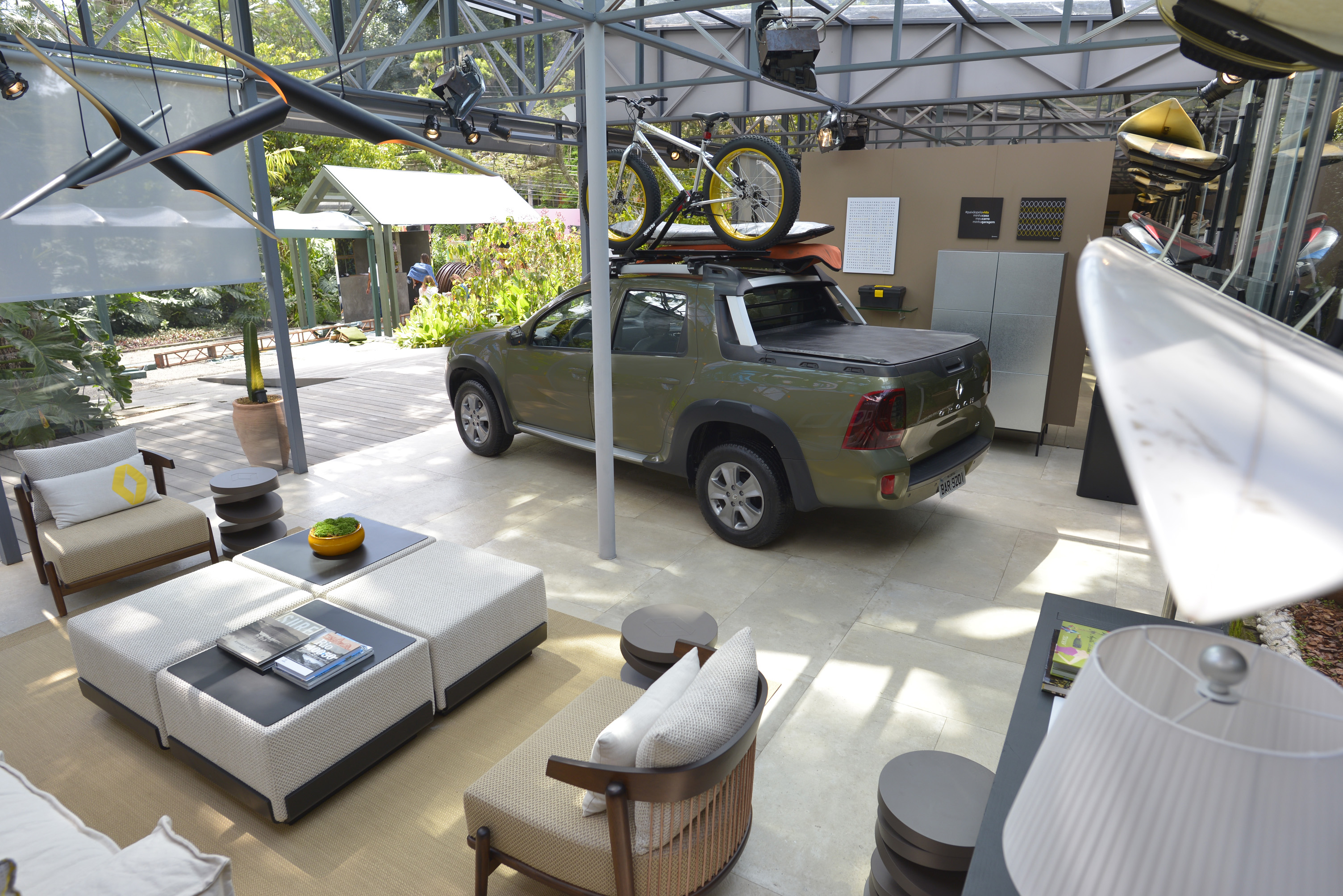 Garagem de Caco Borges na CASACOR Rio une design e surfe