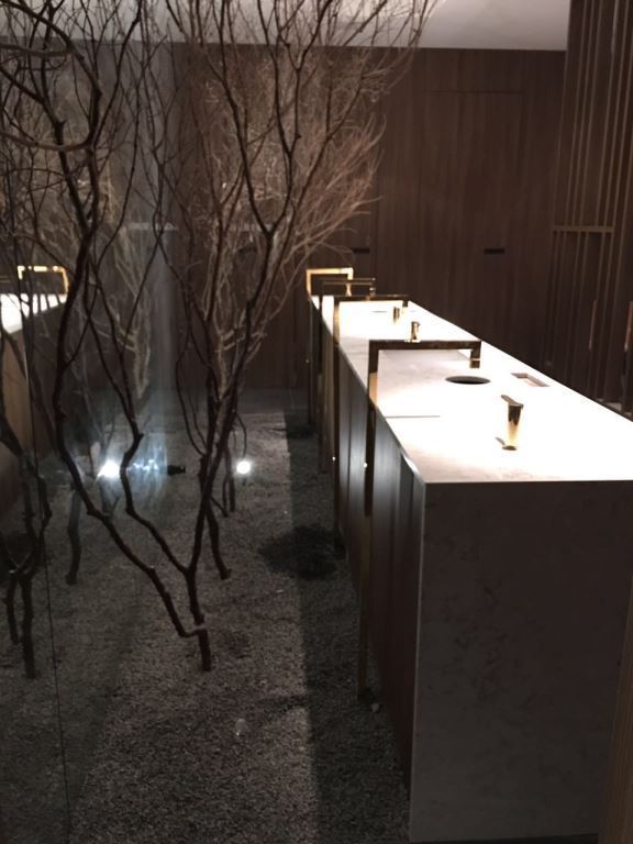 Banheiro da CASACOR SP tem bancada da pia que fica “solta” no espaço