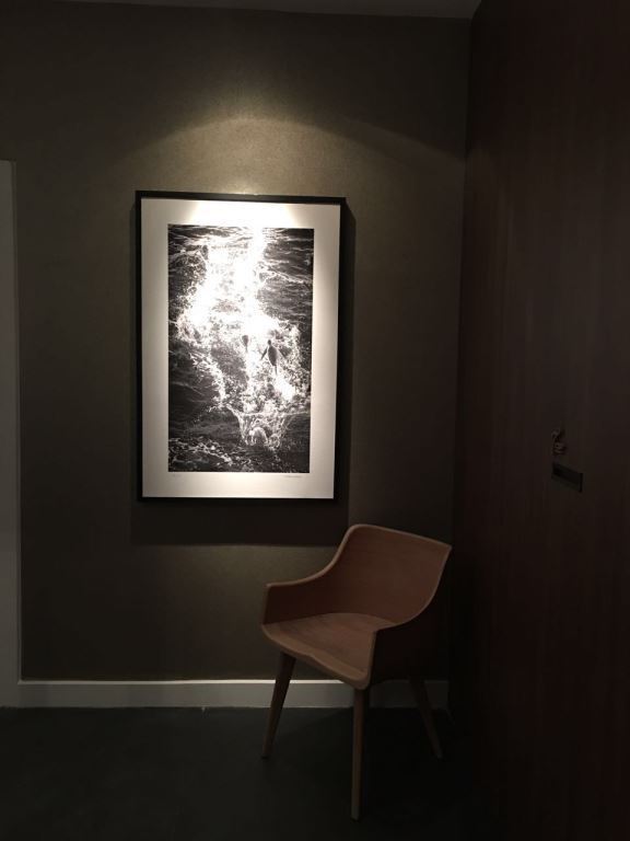 Banheiro da CASACOR SP tem bancada da pia que fica &ldquo;solta&rdquo; no espa&ccedil;o