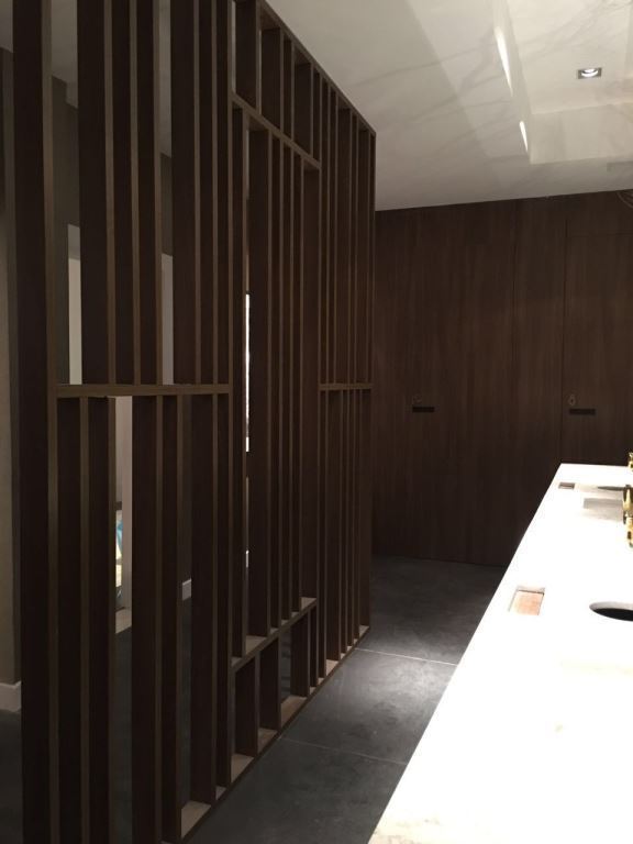 Banheiro da CASACOR SP tem bancada da pia que fica &ldquo;solta&rdquo; no espa&ccedil;o