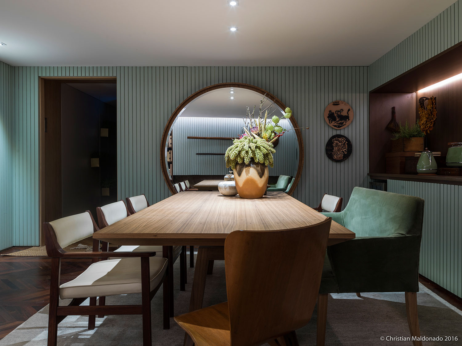 CASACOR SP: Ambiente tem paredes revestidas com lambri de madeira