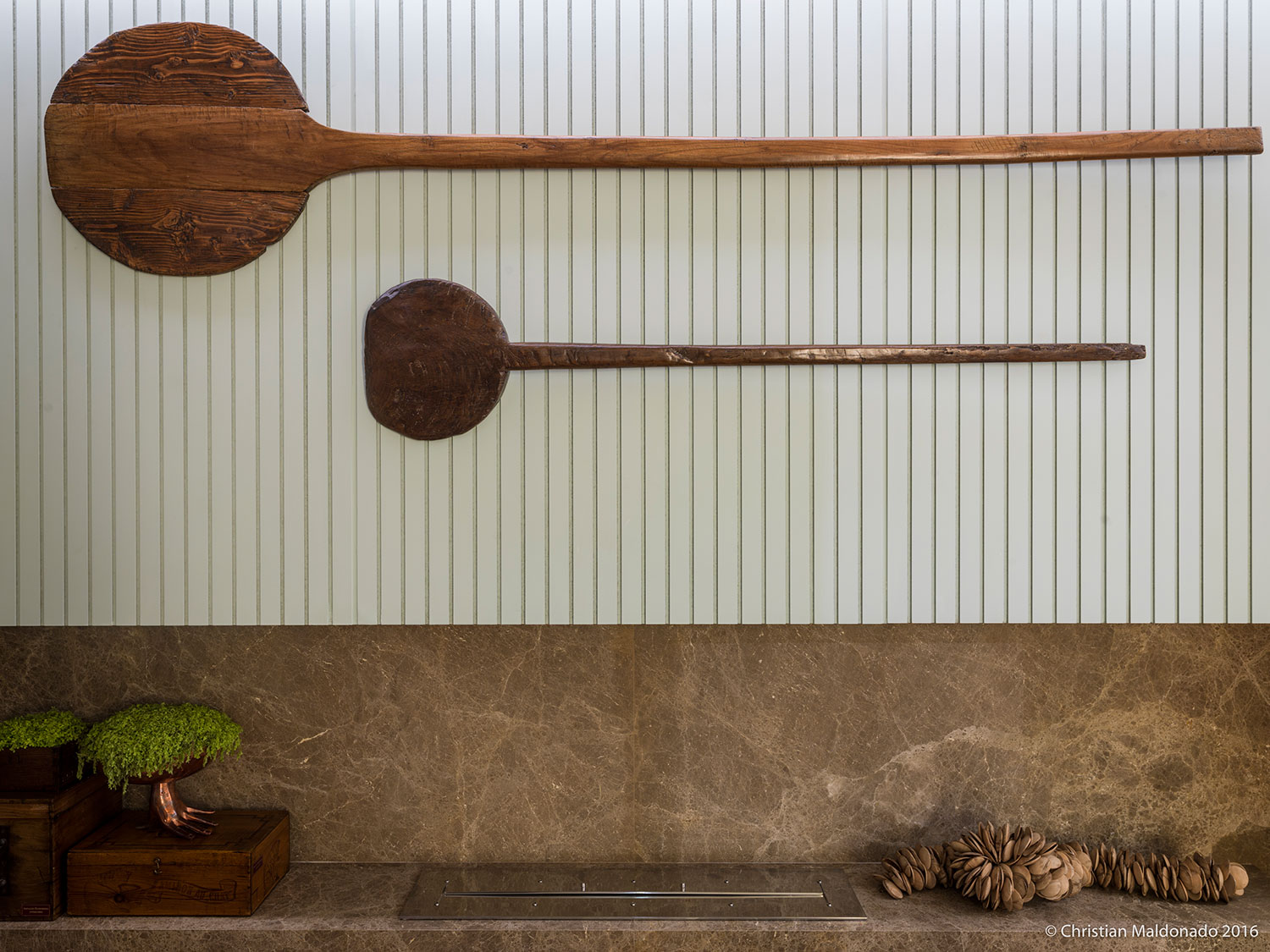 CASACOR SP: Ambiente tem paredes revestidas com lambri de madeira